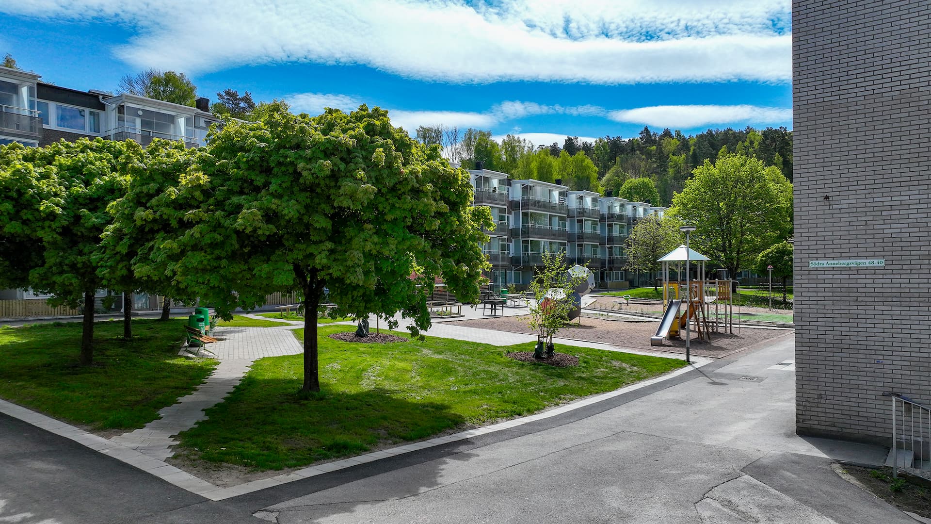 Södra Annebergsvägen innergård med lekplats Södra Annebergsvägen innergård med lekplats